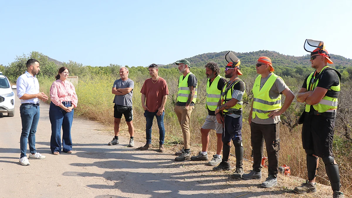 Brigadas municipales durante los trabajos de mantenimiento rural en Sagunto