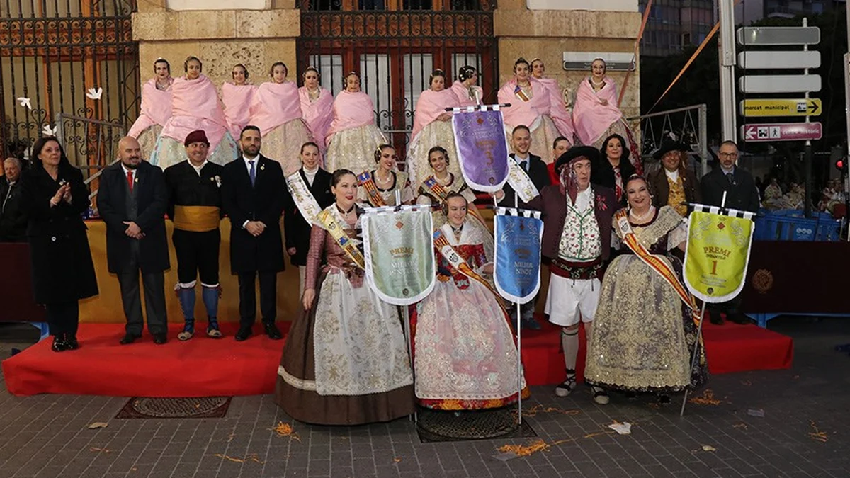 Representantes de la Falla Luis Cendoya durante las Fallas de 2026