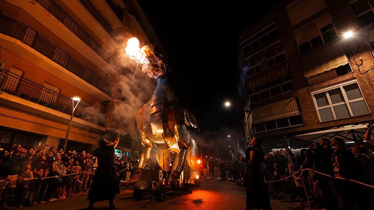 La dragona articulada Quimera durante el espectáculo de calle de La Fam