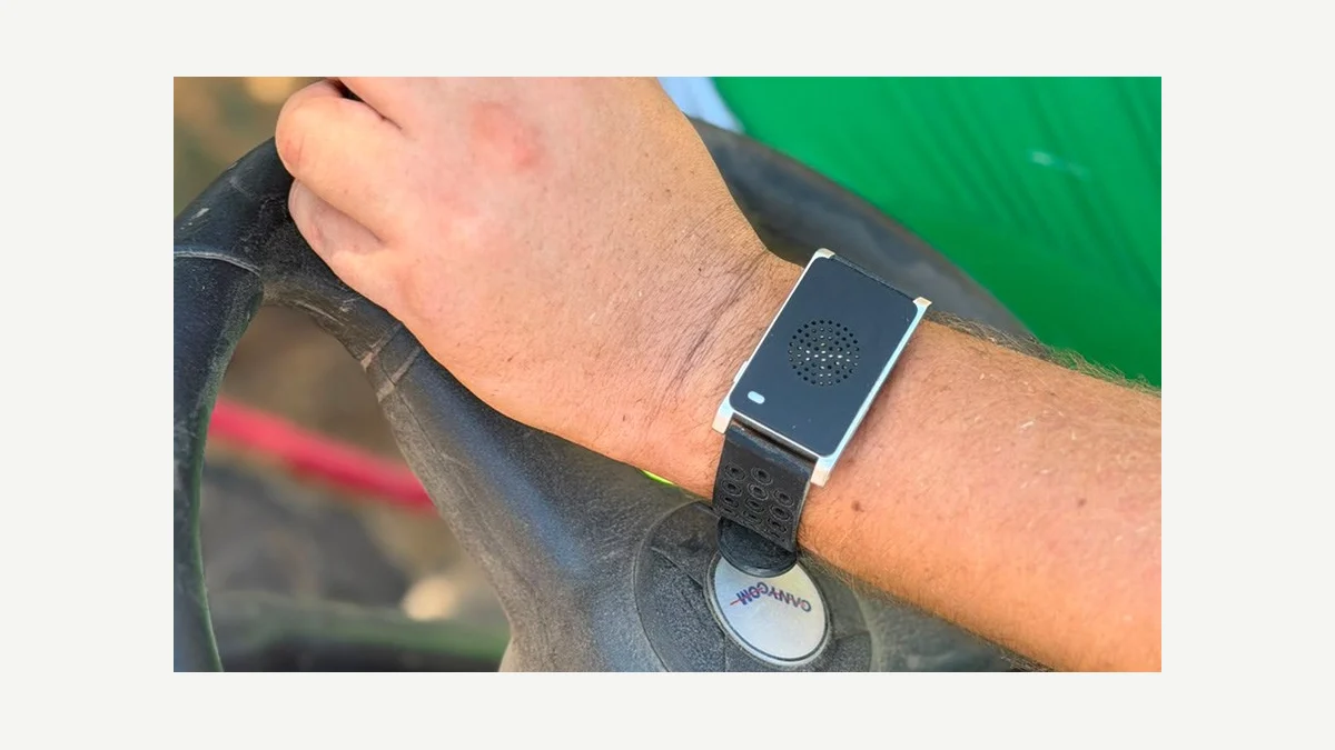 Entrega de pulseras preventivas contra golpes de calor a la plantilla de la SAG